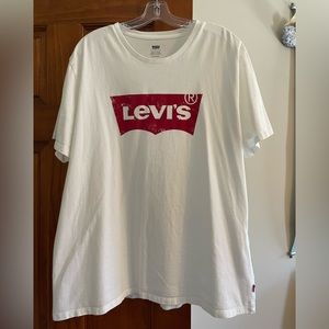 oversized Levi’s tshirt